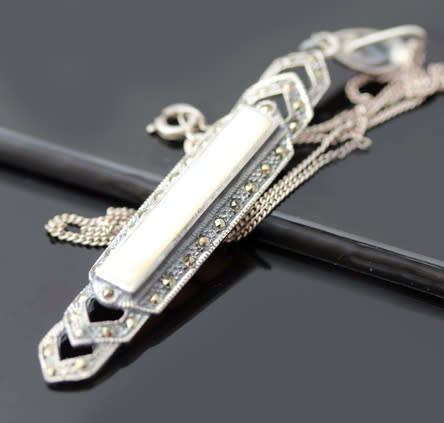 LONG ART DECO MOTHER OF PEARL AND MARCASITE STERLING SILVER PENDANT ON A SIMPLE 39CM CHAIN. 925