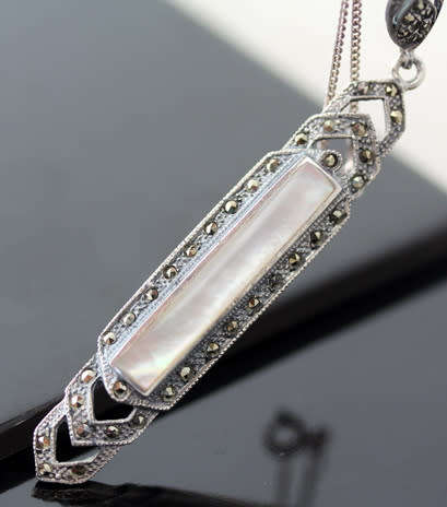 LONG ART DECO MOTHER OF PEARL AND MARCASITE STERLING SILVER PENDANT ON A SIMPLE 39CM CHAIN. 925