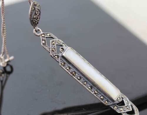 LONG ART DECO MOTHER OF PEARL AND MARCASITE STERLING SILVER PENDANT ON A SIMPLE 39CM CHAIN. 925