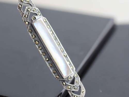 LONG ART DECO MOTHER OF PEARL AND MARCASITE STERLING SILVER PENDANT ON A SIMPLE 39CM CHAIN. 925