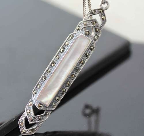LONG ART DECO MOTHER OF PEARL AND MARCASITE STERLING SILVER PENDANT ON A SIMPLE 39CM CHAIN. 925