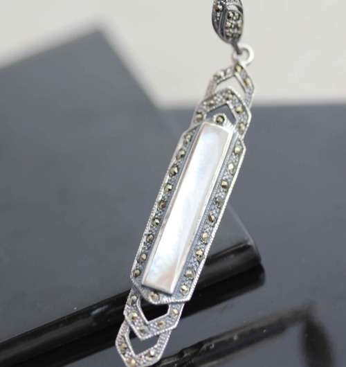 LONG ART DECO MOTHER OF PEARL AND MARCASITE STERLING SILVER PENDANT ON A SIMPLE 39CM CHAIN. 925