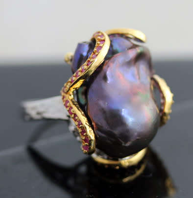 DRAMATIC HANDCRAFTED BAROQUE 25mm x 15mm BLACK PEARL STERLING SILVER AND RUBY RING. 925