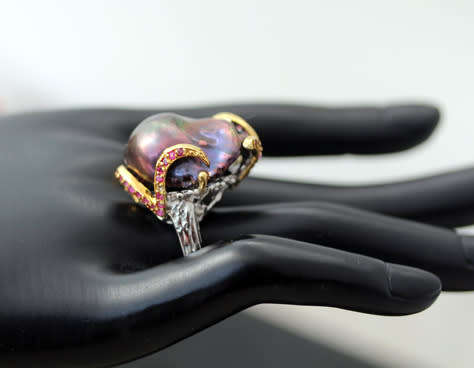 DRAMATIC HANDCRAFTED BAROQUE 25mm x 15mm BLACK PEARL STERLING SILVER AND RUBY RING. 925