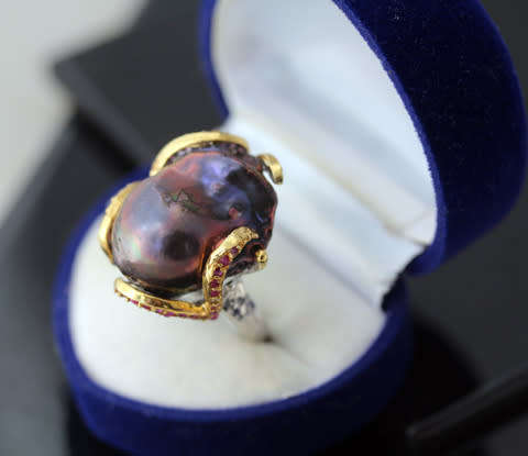 DRAMATIC HANDCRAFTED BAROQUE 25mm x 15mm BLACK PEARL STERLING SILVER AND RUBY RING. 925