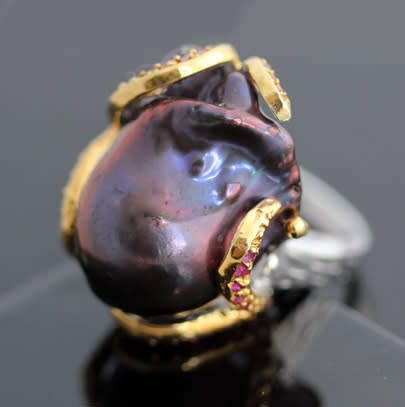 DRAMATIC HANDCRAFTED BAROQUE 25mm x 15mm BLACK PEARL STERLING SILVER AND RUBY RING. 925