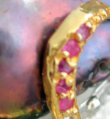 DRAMATIC HANDCRAFTED BAROQUE 25mm x 15mm BLACK PEARL STERLING SILVER AND RUBY RING. 925