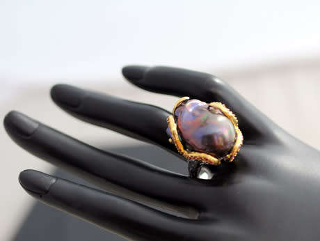 DRAMATIC HANDCRAFTED BAROQUE 25mm x 15mm BLACK PEARL STERLING SILVER AND RUBY RING. 925