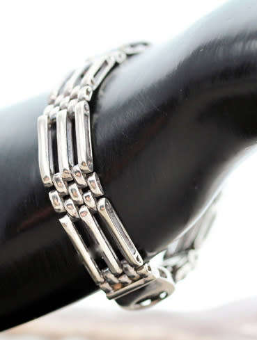 COLLECTABLE VINTAGE AUTHENTIC STERLING SILVER PANTHER LINK BRACELET. STURDY. STRONG UNUSUAL CLASP