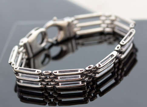 COLLECTABLE VINTAGE AUTHENTIC STERLING SILVER PANTHER LINK BRACELET. STURDY. STRONG UNUSUAL CLASP