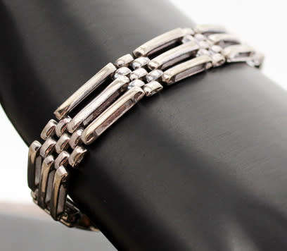 COLLECTABLE VINTAGE AUTHENTIC STERLING SILVER PANTHER LINK BRACELET. STURDY. STRONG UNUSUAL CLASP