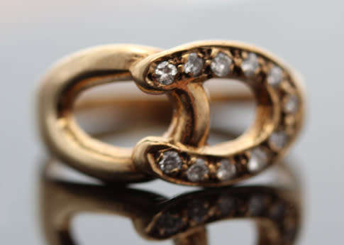 DAINTY VINTAGE 9CT YELLOW GOLD AND NATURAL DIAMOND HORSESHOE RING. 375. VERY SMALL SIZE