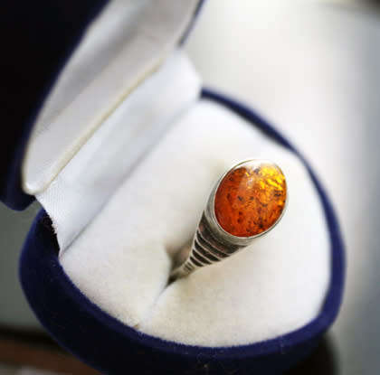 STRIKING LARGE VINTAGE HORIZONTAL OVAL STERLING SILVER BALTIC AMBER RING FABULOUS RICH HONEY HUE