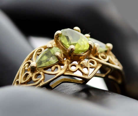 UNUSUAL VINTAGE PERIDOT 9CT YELLOW GOLD RING WITH OPENWORK SCROLL DETAILS. 375