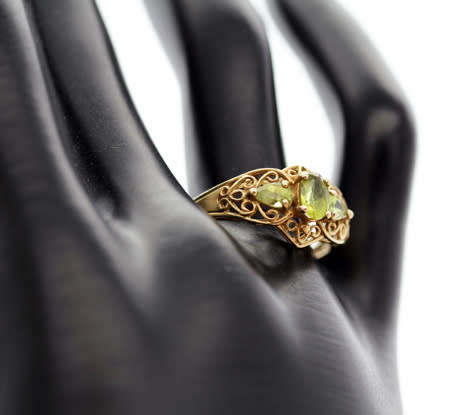 UNUSUAL VINTAGE PERIDOT 9CT YELLOW GOLD RING WITH OPENWORK SCROLL DETAILS. 375