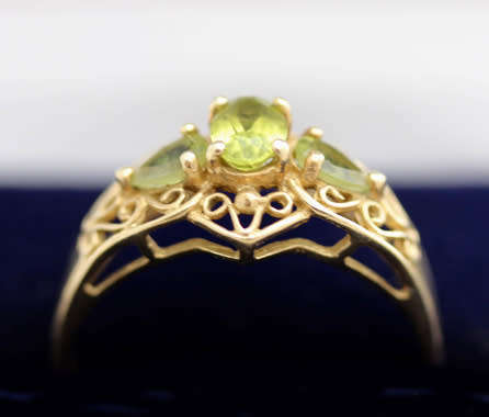 UNUSUAL VINTAGE PERIDOT 9CT YELLOW GOLD RING WITH OPENWORK SCROLL DETAILS. 375