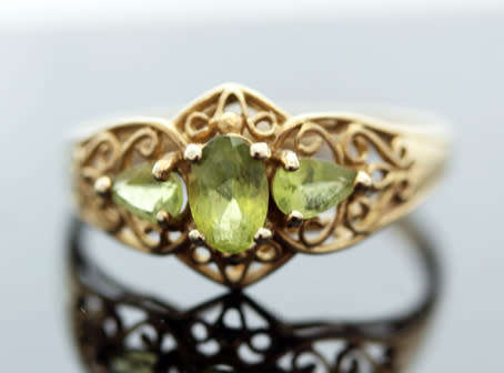 UNUSUAL VINTAGE PERIDOT 9CT YELLOW GOLD RING WITH OPENWORK SCROLL DETAILS. 375