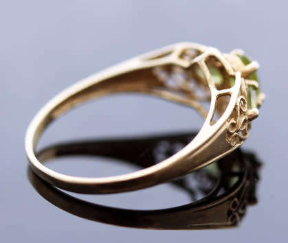 UNUSUAL VINTAGE PERIDOT 9CT YELLOW GOLD RING WITH OPENWORK SCROLL DETAILS. 375
