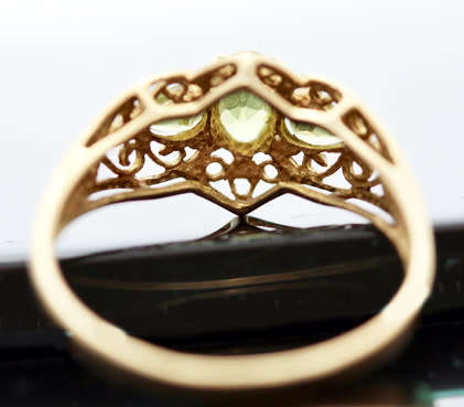 UNUSUAL VINTAGE PERIDOT 9CT YELLOW GOLD RING WITH OPENWORK SCROLL DETAILS. 375