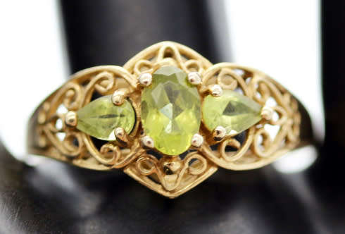 UNUSUAL VINTAGE PERIDOT 9CT YELLOW GOLD RING WITH OPENWORK SCROLL DETAILS. 375