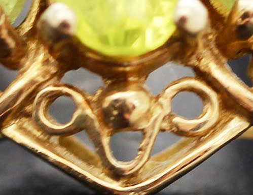 UNUSUAL VINTAGE PERIDOT 9CT YELLOW GOLD RING WITH OPENWORK SCROLL DETAILS. 375