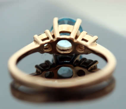 VINTAGE ENGLISH 9CT YELLOW GOLD RING.  ROUND CUT SWISS BLUE TOPAZ. 375