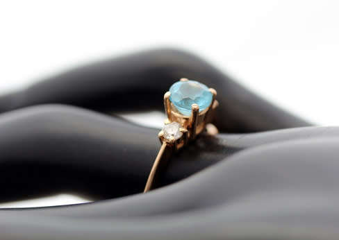 VINTAGE ENGLISH 9CT YELLOW GOLD RING.  ROUND CUT SWISS BLUE TOPAZ. 375
