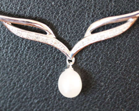 VINTAGE ENGLISH 9CT WHITE GOLD AND DIAMOND CHEVRON PENDANT. REAL CULTURED PEARL NECKLACE 375