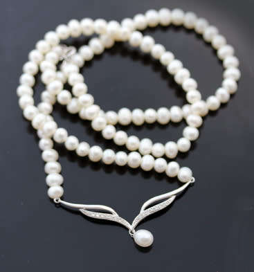 VINTAGE ENGLISH 9CT WHITE GOLD AND DIAMOND CHEVRON PENDANT. REAL CULTURED PEARL NECKLACE 375