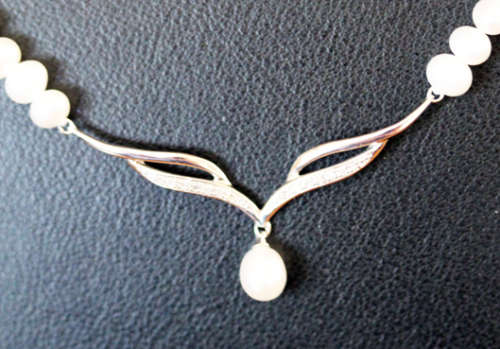 VINTAGE ENGLISH 9CT WHITE GOLD AND DIAMOND CHEVRON PENDANT. REAL CULTURED PEARL NECKLACE 375