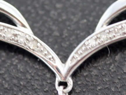 VINTAGE ENGLISH 9CT WHITE GOLD AND DIAMOND CHEVRON PENDANT. REAL CULTURED PEARL NECKLACE 375