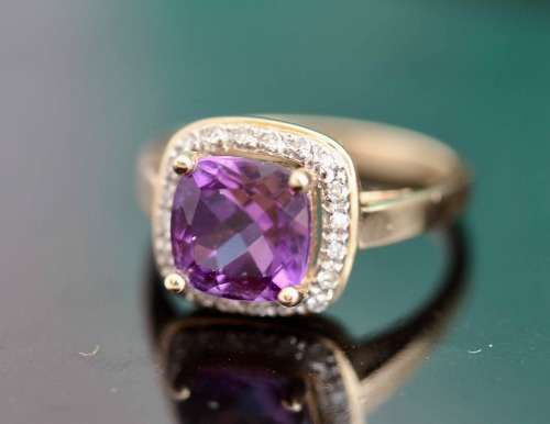 VINTAGE AMETHYST AND DIAMOND 10K YELLOW GOLD RING. *JEWELLER'S EVALUATION R18'000*