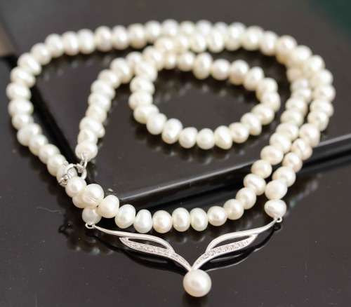 VINTAGE ENGLISH 9CT WHITE GOLD AND DIAMOND CHEVRON PENDANT. REAL CULTURED PEARL NECKLACE 375