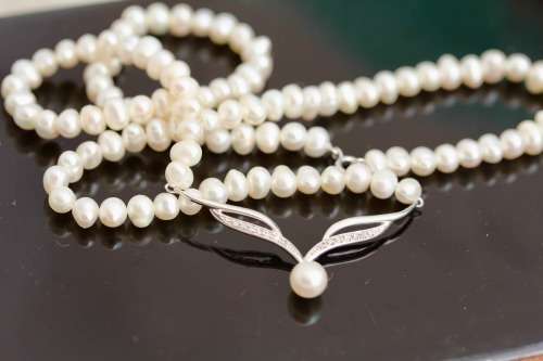 VINTAGE ENGLISH 9CT WHITE GOLD AND DIAMOND CHEVRON PENDANT. REAL CULTURED PEARL NECKLACE 375