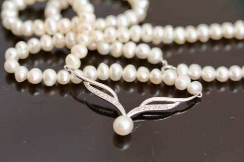 VINTAGE ENGLISH 9CT WHITE GOLD AND DIAMOND CHEVRON PENDANT. REAL CULTURED PEARL NECKLACE 375