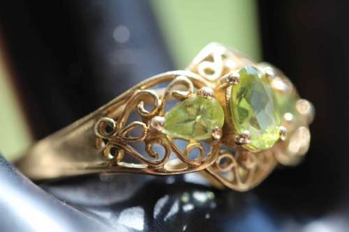 UNUSUAL VINTAGE PERIDOT 9CT YELLOW GOLD RING WITH OPENWORK SCROLL DETAILS. 375