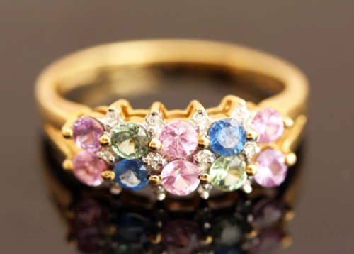 ENGLISH VINTAGE MULTI-COLOURED SAPPHIRE 14K YELLOW GOLD RING. GLORIOUS NATURAL COLOURS!
