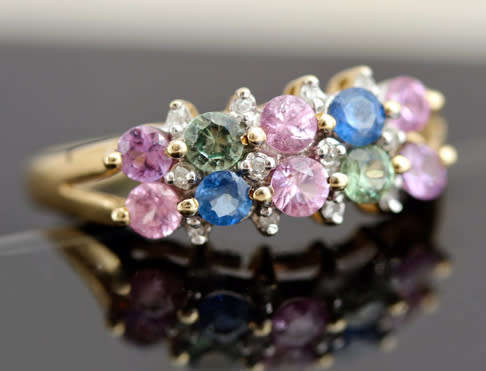 ENGLISH VINTAGE MULTI-COLOURED SAPPHIRE 14K YELLOW GOLD RING. GLORIOUS NATURAL COLOURS!
