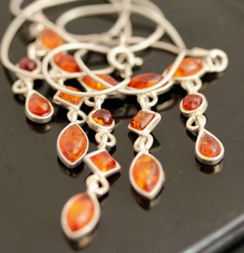 GLORIOUS HONEY HUE BALTIC AMBER SOLID STERLING SILVER FRINGE NECKLACE. 11 grams