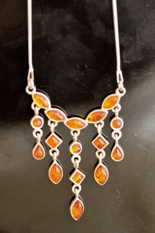GLORIOUS HONEY HUE BALTIC AMBER SOLID STERLING SILVER FRINGE NECKLACE. 11 grams