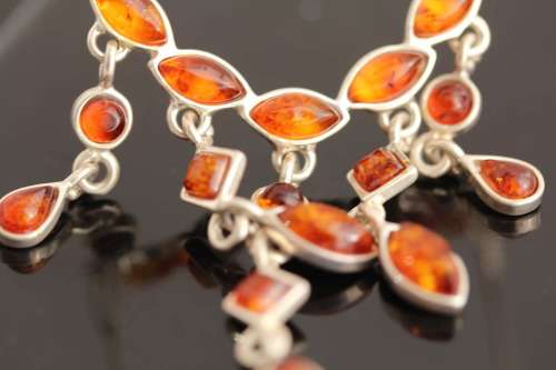 GLORIOUS HONEY HUE BALTIC AMBER SOLID STERLING SILVER FRINGE NECKLACE. 11 grams