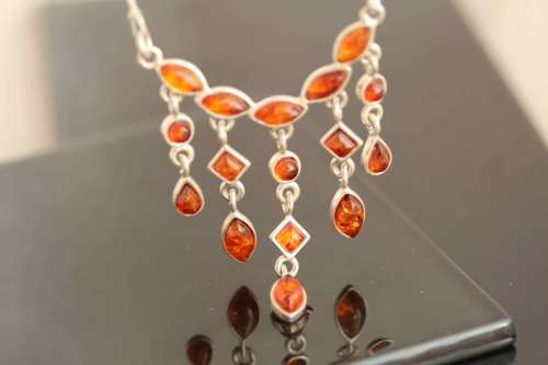 GLORIOUS HONEY HUE BALTIC AMBER SOLID STERLING SILVER FRINGE NECKLACE. 11 grams