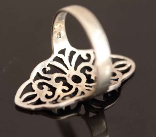 VINTAGE STERLING SILVER VINTAGE RING. PRETTY OPENWORK DESIGN