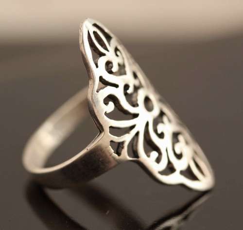 VINTAGE STERLING SILVER VINTAGE RING. PRETTY OPENWORK DESIGN