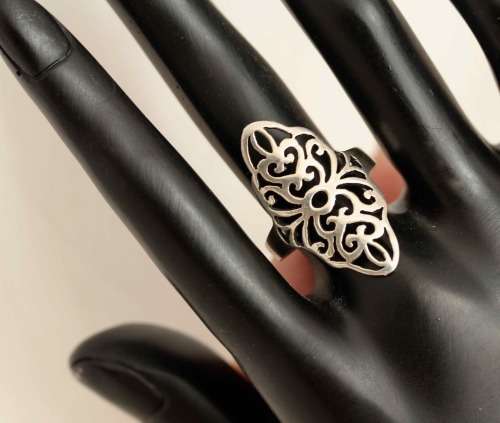 VINTAGE STERLING SILVER VINTAGE RING. PRETTY OPENWORK DESIGN