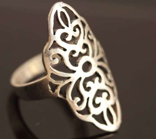 VINTAGE STERLING SILVER VINTAGE RING. PRETTY OPENWORK DESIGN