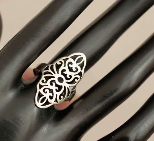VINTAGE STERLING SILVER VINTAGE RING. PRETTY OPENWORK DESIGN