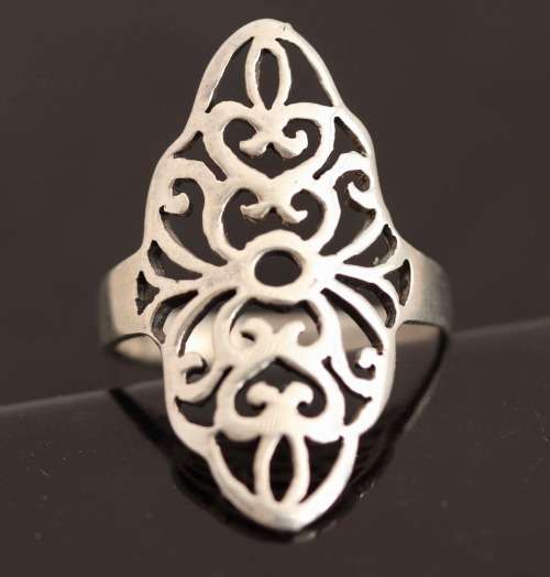 VINTAGE STERLING SILVER VINTAGE RING. PRETTY OPENWORK DESIGN