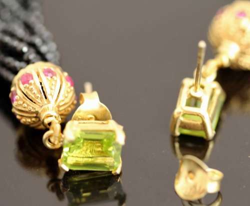 SPLENDID LONG NATURAL RUBY, PERIDOT AND SPINEL GEMSTONE EARRINGS. 90 MM LONG!! 16,47 grams