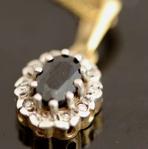 ENGLISH VINTAGE SAPPHIRE 0,38ct SOLITAIRE & DIAMOND PENDANT ON 9CT GOLD CHAIN. BIRMINGHAM ASSAY 1989